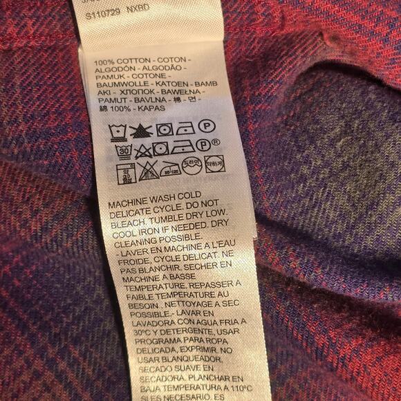 Men's Levis size (M) long sleeve Black and Red plaid shirt - Picture 4 of 6